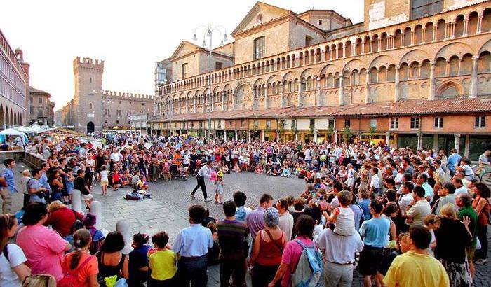 Una giornata del Ferrara Buskers Festival, noto raduno di artisti di strada nella città ariostea. 