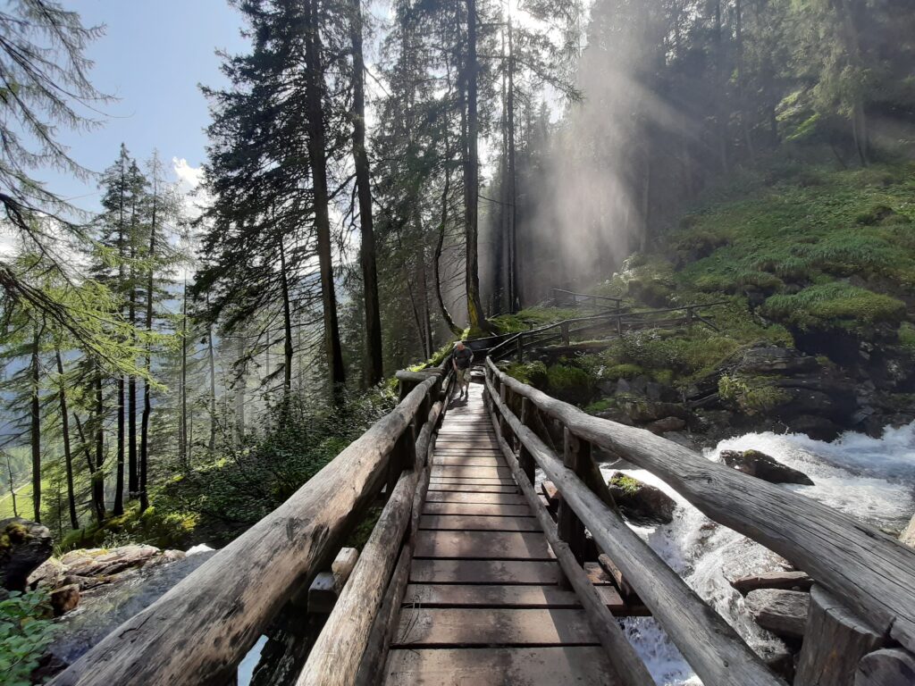 Ponte da attraversare durante il percorso per arrivare alle Cascate del Saènt