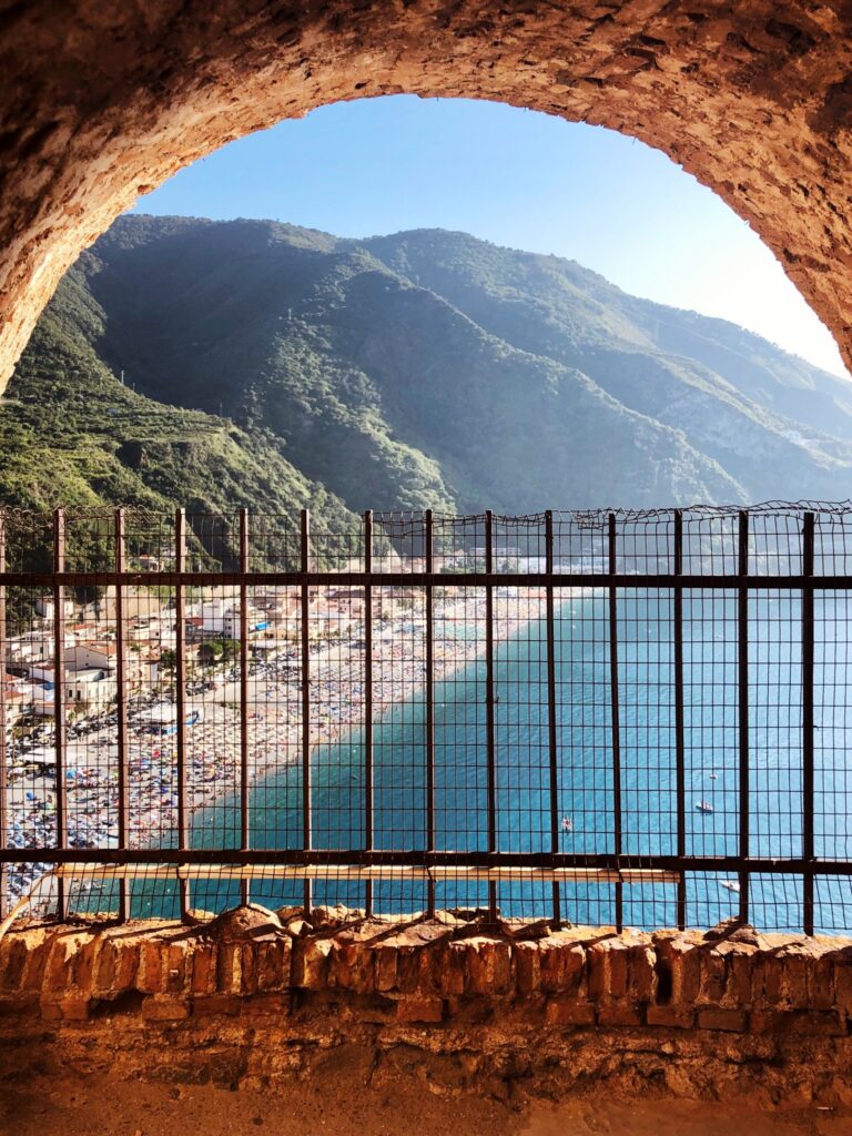 Arco con vista sul mare e la spiaggia da Castello Ruffo di Scilla