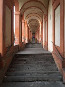 veduta del portico che conduce al santuario della Madonna di San Luca