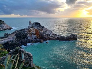 San Pietro, la piccola chiesa arroccata con vista mare.