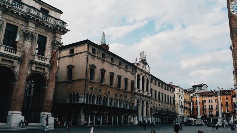 piazza dei Signori dai portici