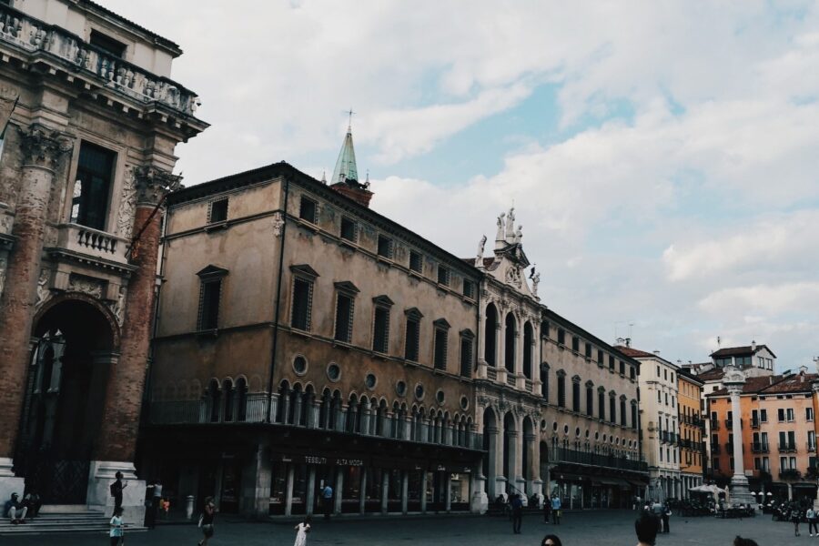 piazza dei Signori dai portici