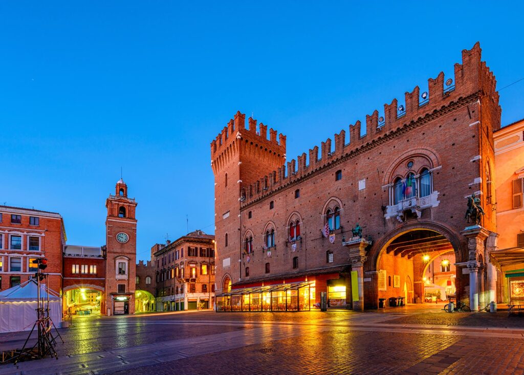 Particolare di Piazza Trento e Trieste di Ferrara in una serata di autunno. 