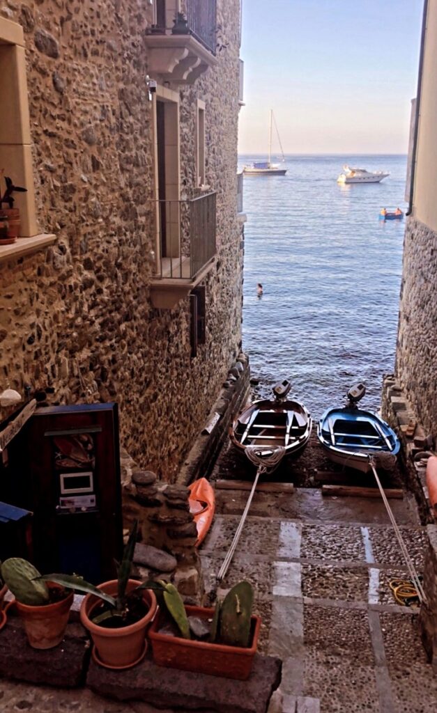 Scorcio marino suggestivo da Chianalea, borgo di pescatori di Scilla